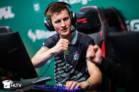 佟丽娅40岁依然魅力四射的时尚魅力